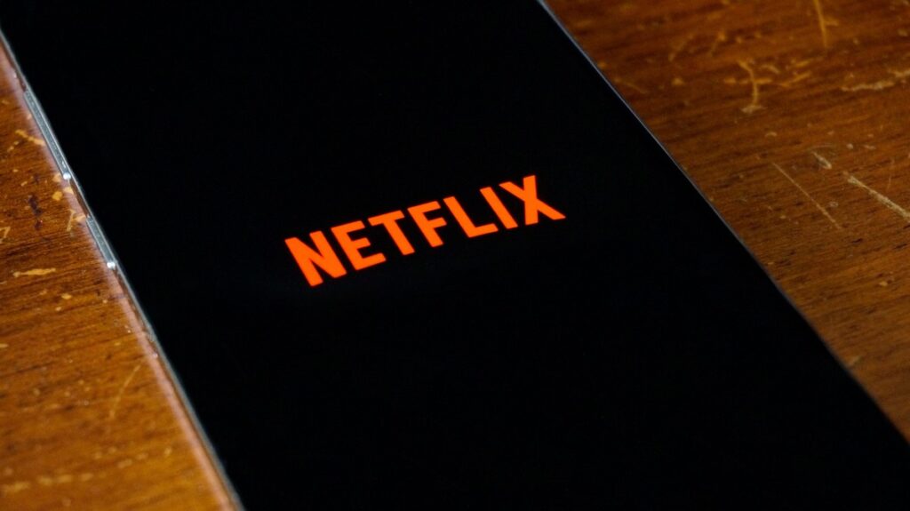 Depois de comprar Warner Bros., Netflix tenta tranquilizar assinantes com e-mail: 'Nada muda hoje'