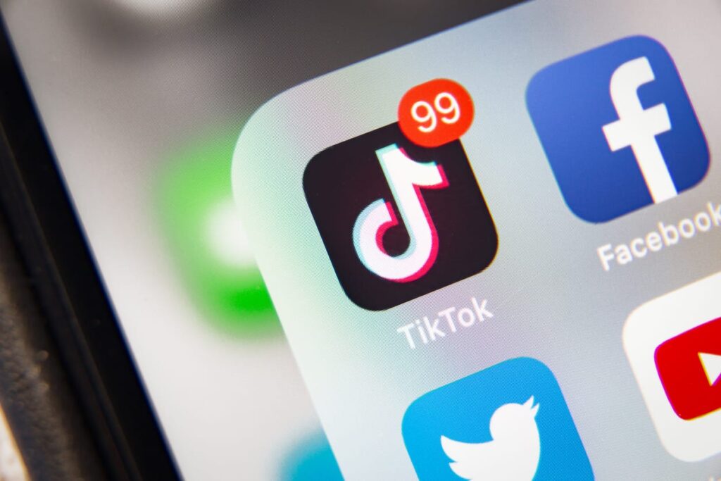 Trabalhadora postou vídeo no TikTok reclamando do tratamento de seus gerentes aos funcionários