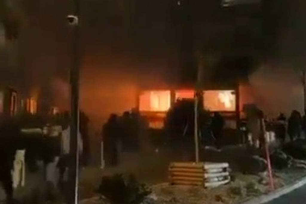 Explosão de bar deixa vários mortos na Suíça - 01/01/2026 - Mundo