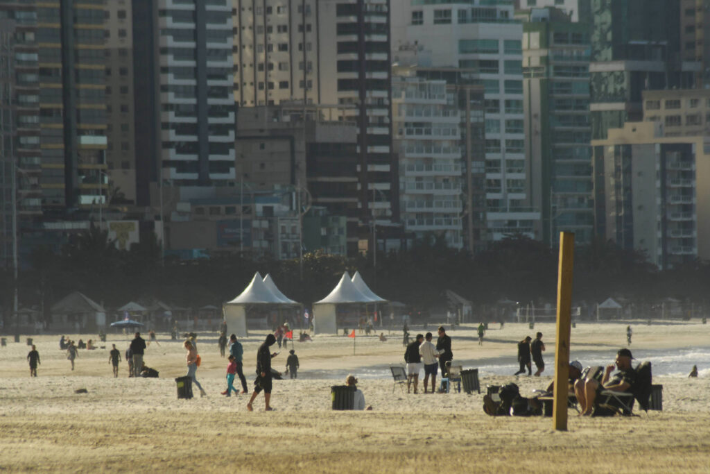 Homem ataca três pessoas com faca na Praia Central de BC - 02/01/2026 - Cotidiano