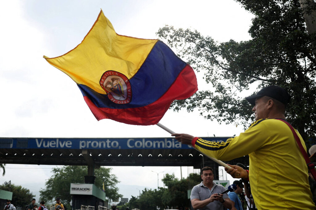 Colômbia prepara estado de emergência após ataques dos EUA - 04/01/2026 - Mundo