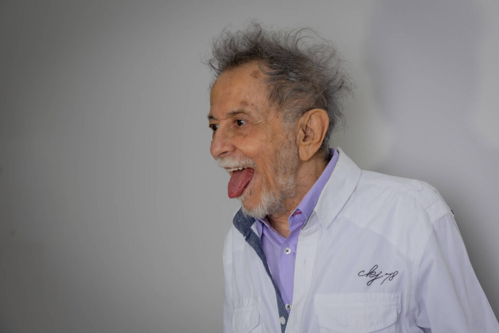 Tom Zé assiste à peça inspirada em sua música em SP - 08/01/2026 - Mônica Bergamo