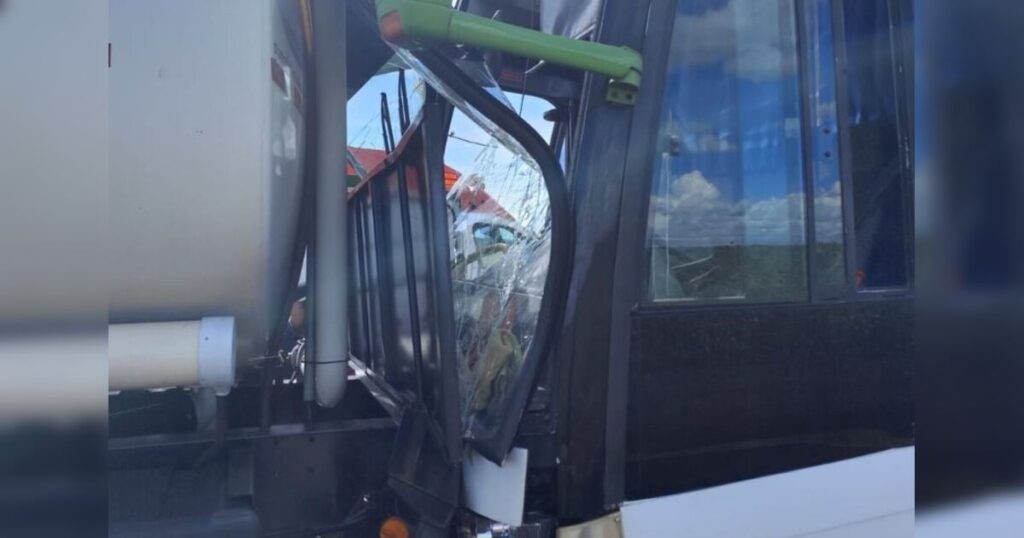Colisão traseira entre ônibus e carreta deixa quatro feridos na PR-182