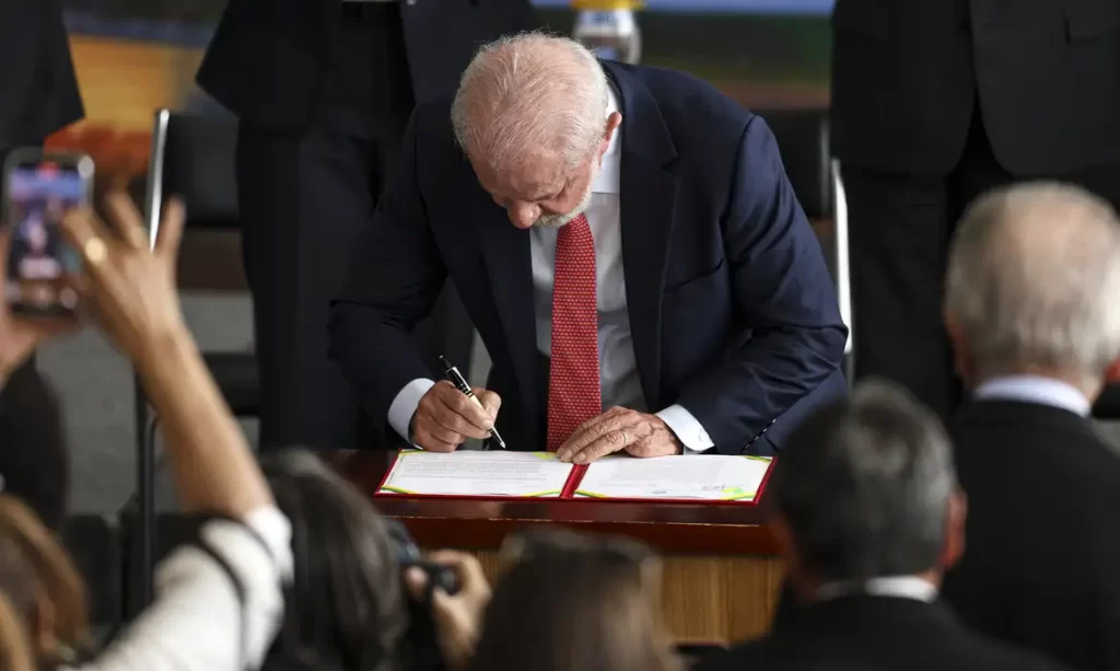 Lula veta integralmente o chamado 'PL da Dosimetria'; oposição reage