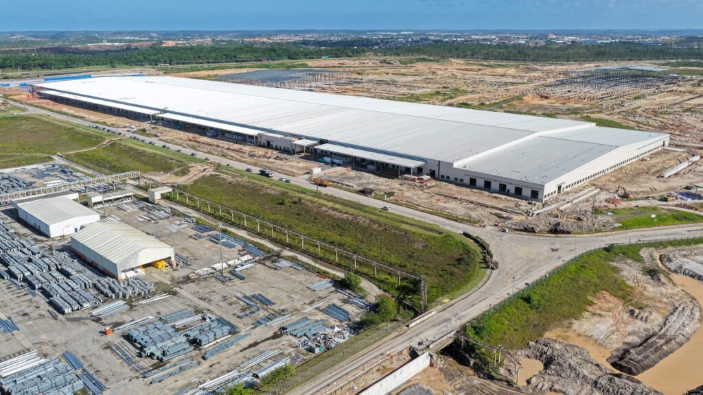 BYD aposta no primeiro híbrido plug-in flex do mundo no Brasil