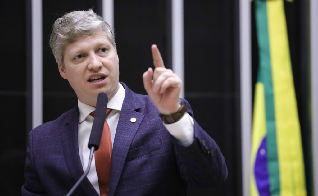 Oposição pede ao STF que Lulinha use tornozeleira e tenha passaporte retido | Política
