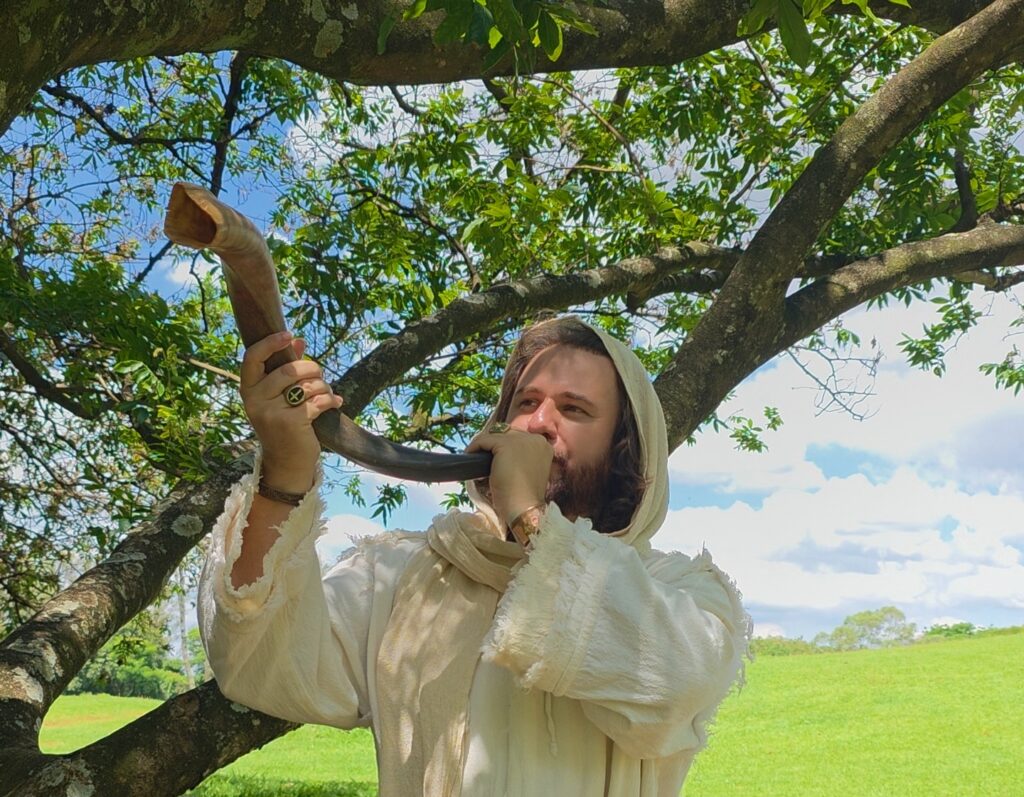 Livro conecta tradição e tecnologia ao registrar técnicas do berrante e do shofar