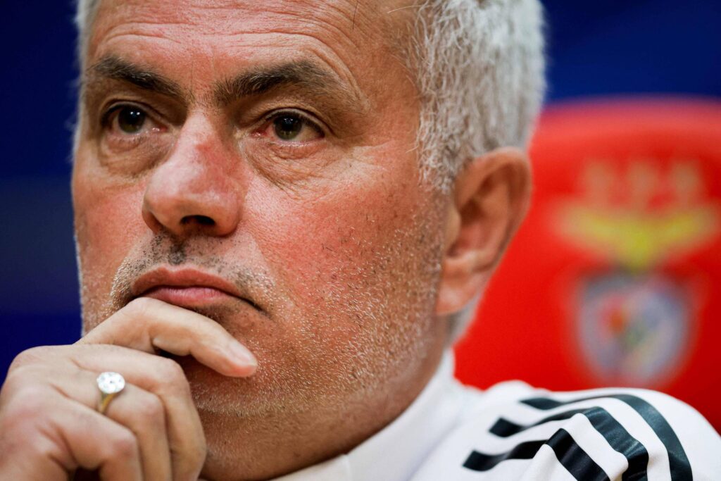 José Mourinho volta aos holofotes na Europa - 08/02/2026 - Esporte