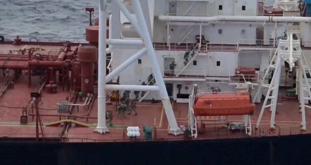 EUA abordam navio petroleiro ligado à Venezuela no Oceano Índico