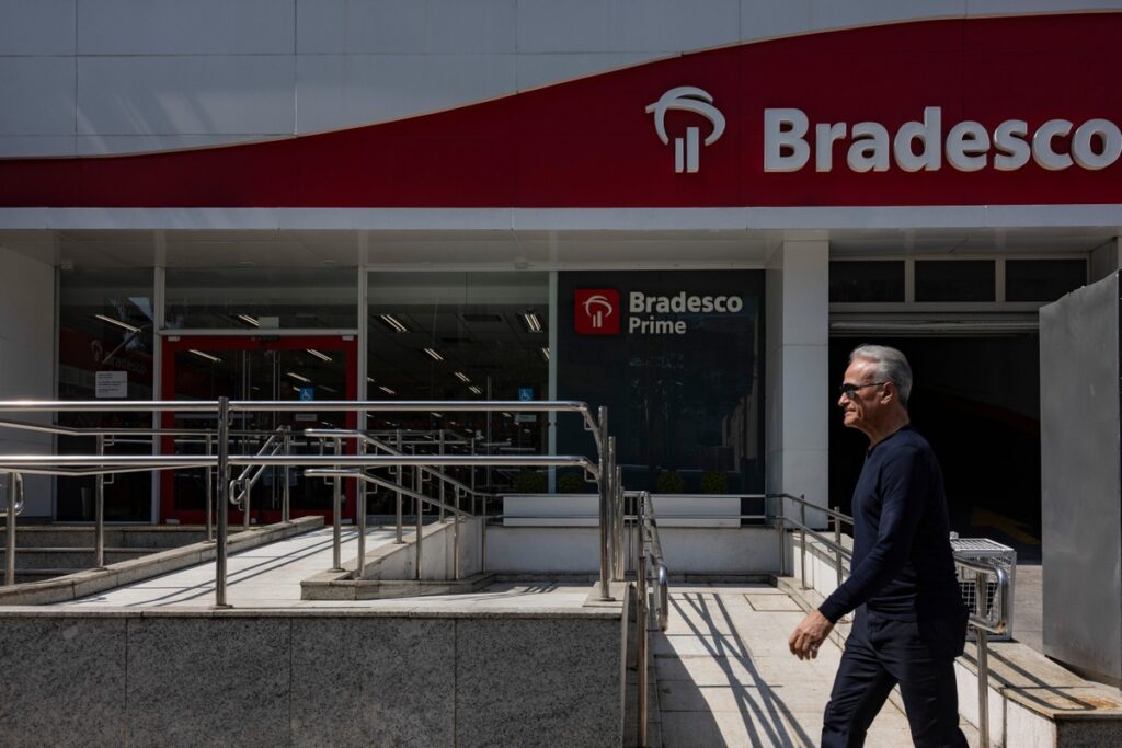 Bancos privados fecham 2,3 mil agências em 2025, mas despesas ainda sobem
