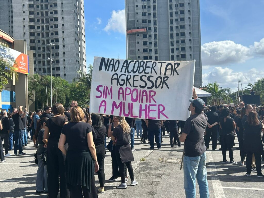 Ato em defesa da mulher e pelo fim da violência de gênero reúne centenas de pessoas em SBC