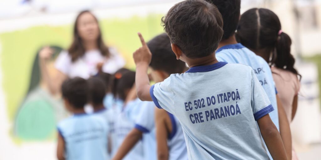 Ensino fundamental atinge 99,5% de frequência; atraso escolar cai