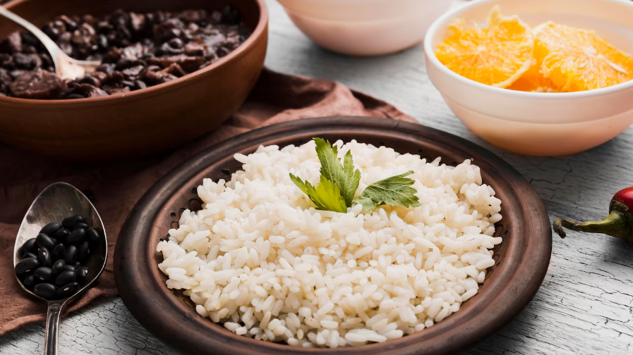Quedas nos preços do arroz, feijão e leite ajudam a conter a inflação em 2025, aponta Apas