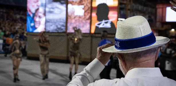 O presidente Lula assiste ao desfile da Acadêmicos de Niterói, com o samba-enredo