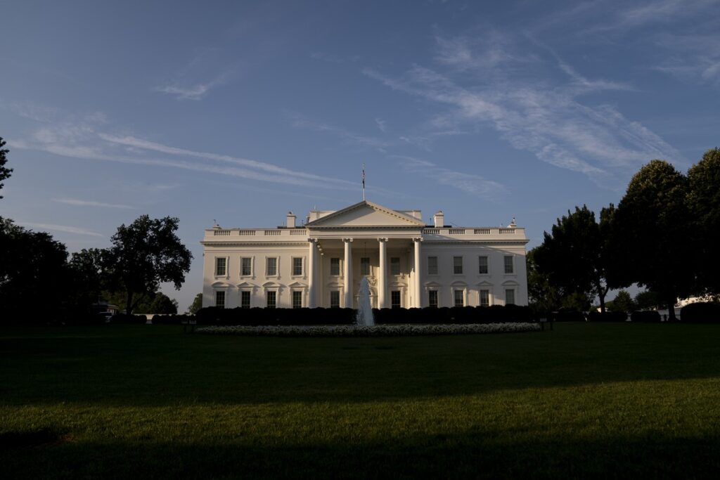 Alta da nova tarifa para 15% intensifica pressão de Trump | Assis Moreira
