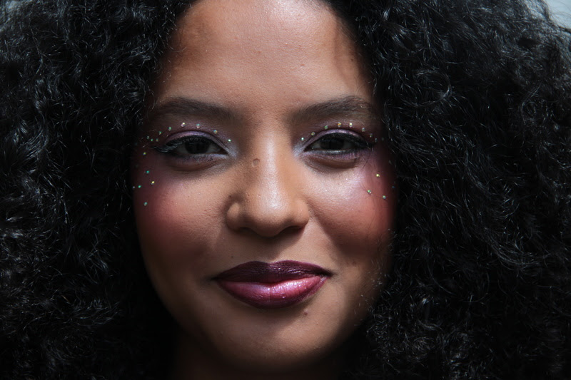 Especialista em beleza do Senac SP dá dicas de maquiagem para o Carnaval