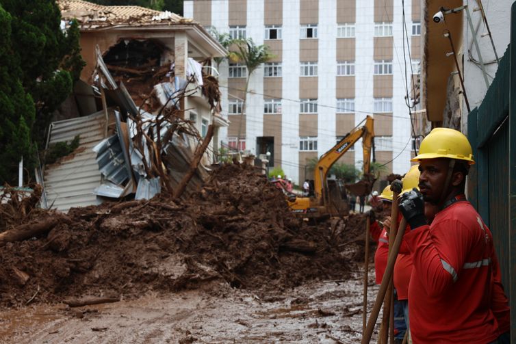 Buscas em Juiz de Fora estão encerradas; moradores seguem fora de casa