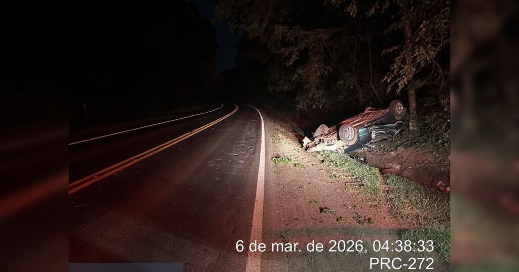 Motorista fica ferido após capotar carro na PRC-272 em Faxinal
