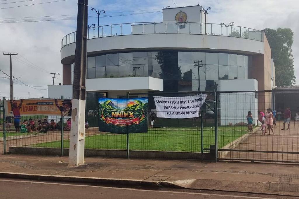 Indígenas acampam em prédio da Funai contra mineração - 06/03/2026 - Ambiente