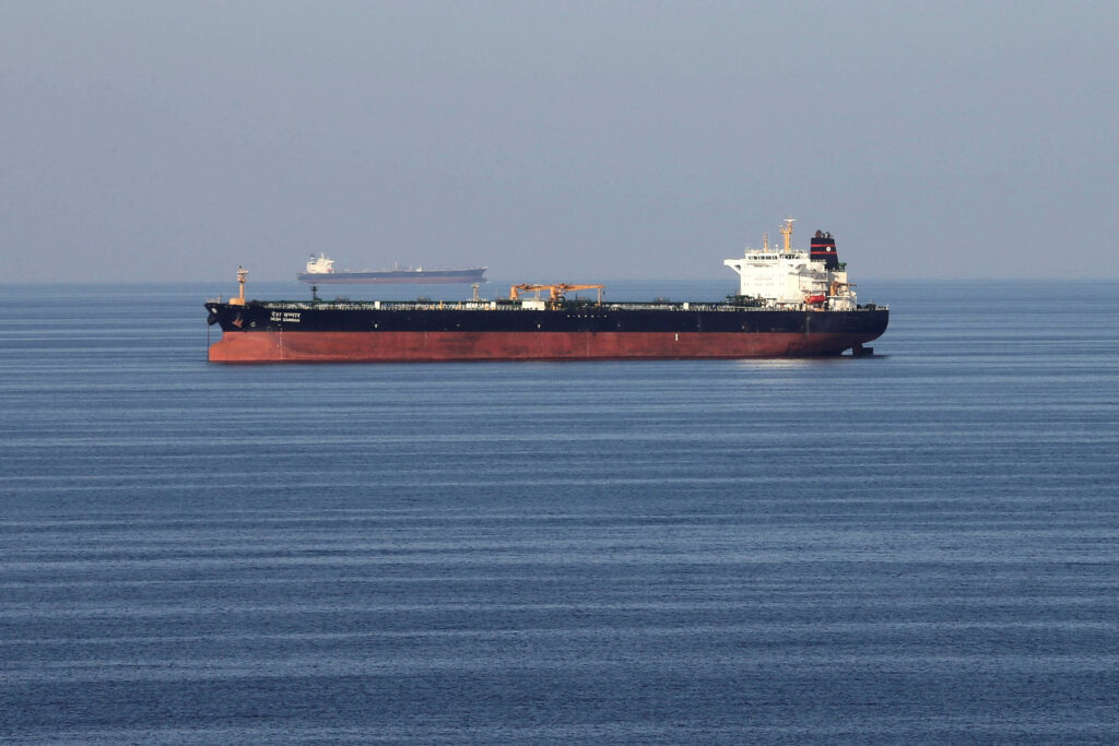 Barril de petróleo supera os US$ 100 - 08/03/2026 - Economia