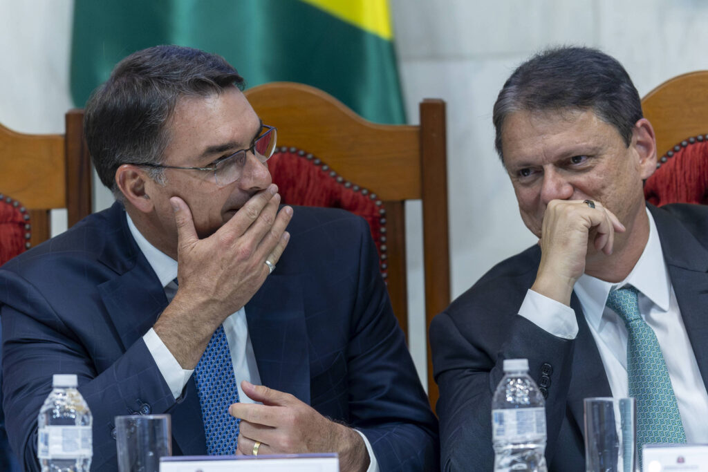Tarcísio nacionaliza campanha para ajudar Flávio - 14/03/2026 - Painel