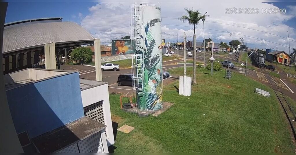Jeep Compass é atingido por trem ao cruzar linha férrea em Arapongas; veja