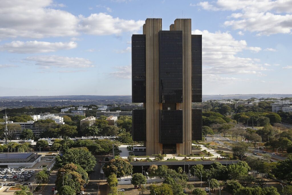 Saída de dólares por risco global e fim de trimestre explicam intervenção do BC no mercado | Intraday