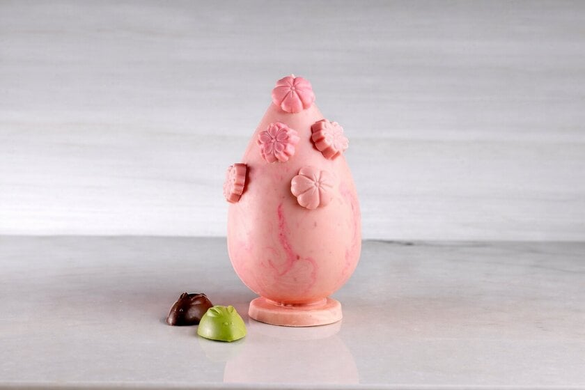 Momonoki lança Ovo Sakura para a Páscoa com chocolate amazônico e flores de cerejeira