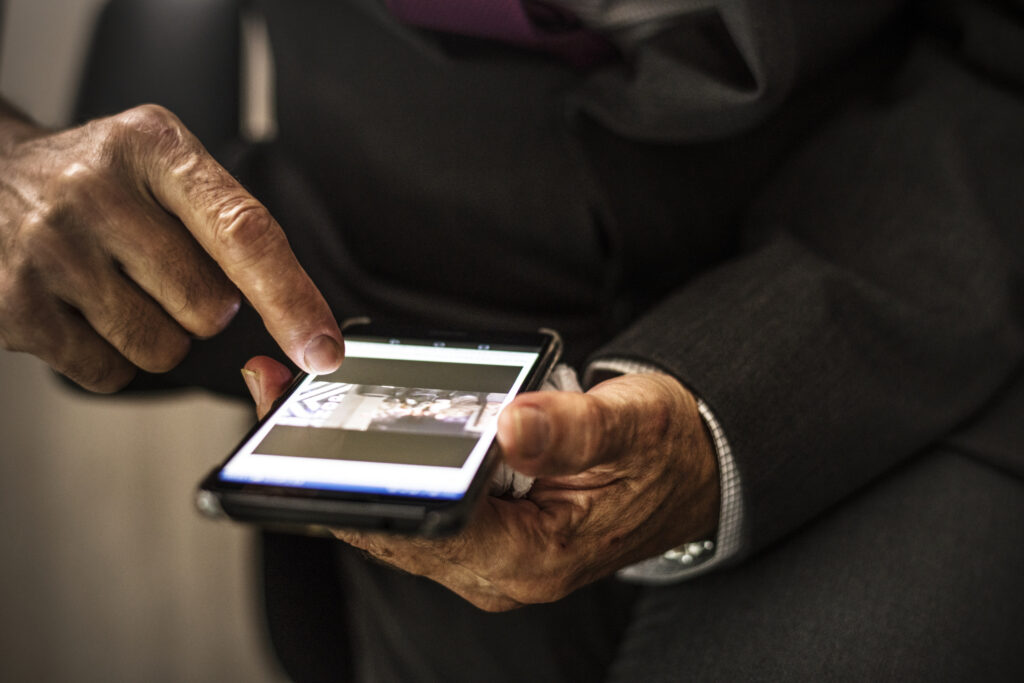 Posar para foto na prisão não é falta grave por uso de celular