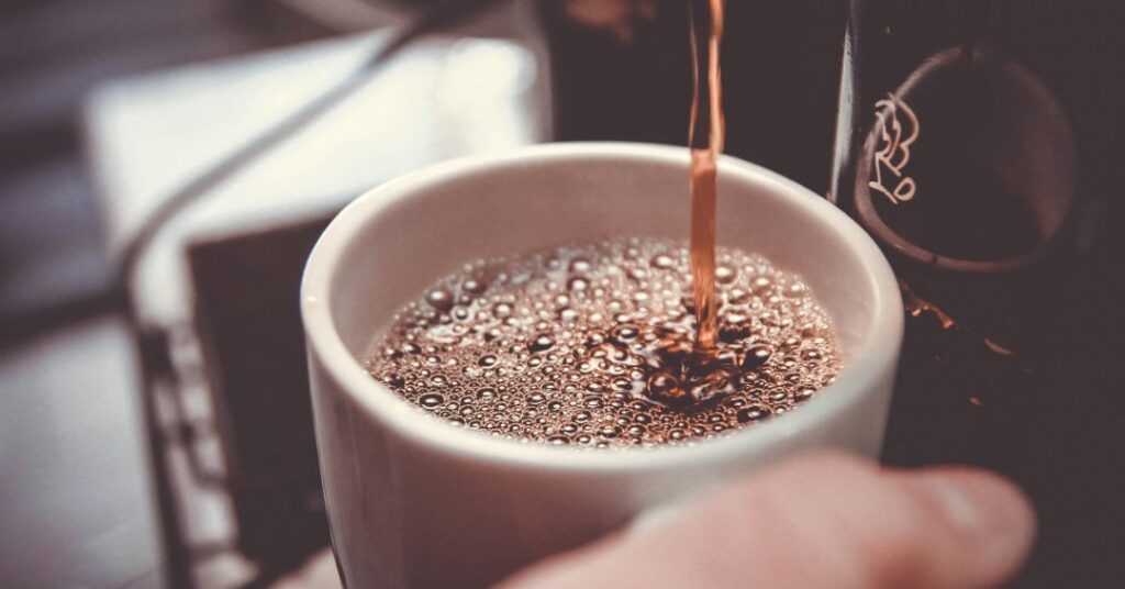 Faz mal tomar café depois do almoço? Saiba o que diz a ciência