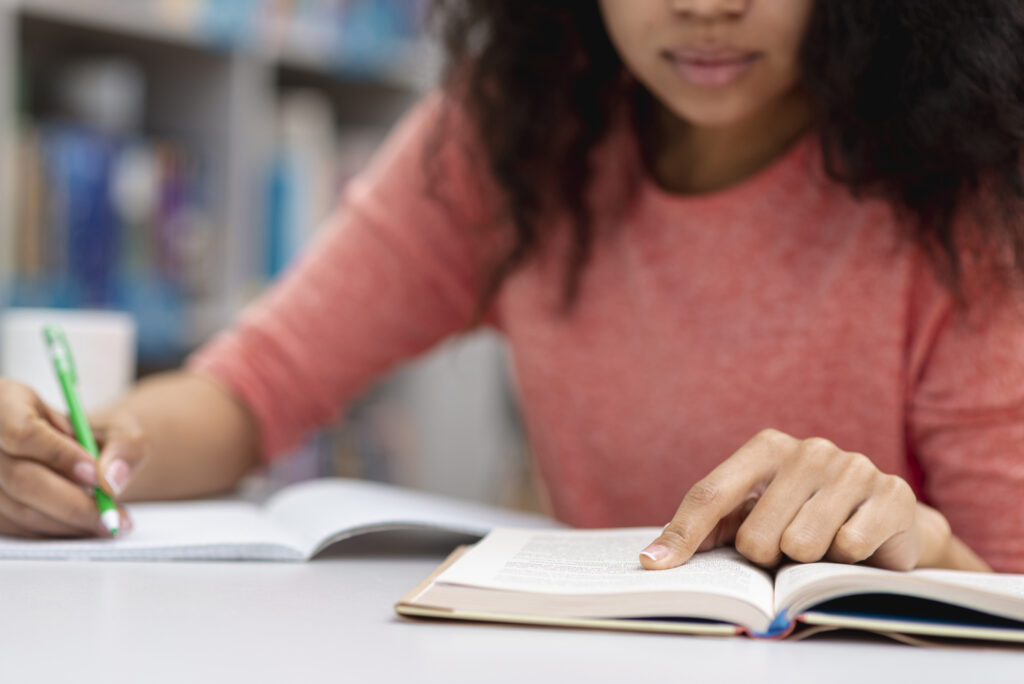 Faculdade deve indenizar aluna de curso que foi encerrado