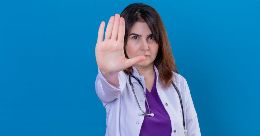 Como médicos devem atender mulheres vítimas de violência, segundo novo guia