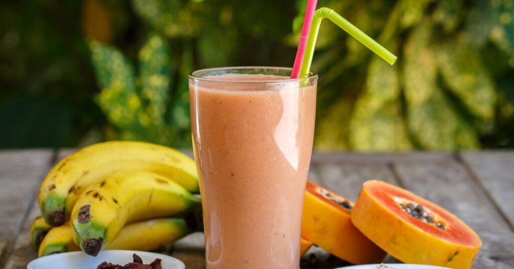 Vitamina de mamão: cuidados para não “anular” os benefícios da bebida
