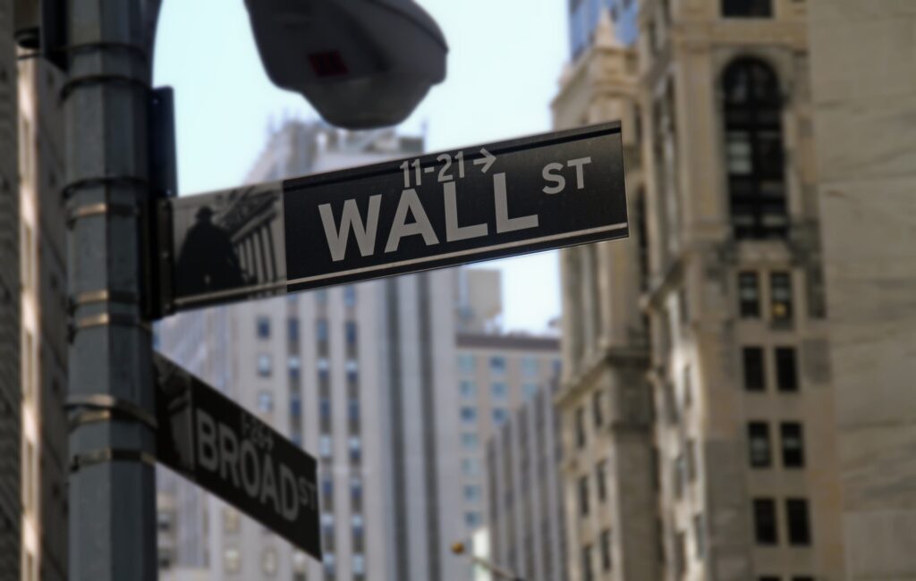 Bolsas de NY caem com aversão a riscos por guerra e terminam semana em queda
