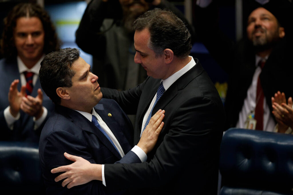 Alcolumbre mira reeleição ao rejeitar Messias - 30/04/2026 - Política