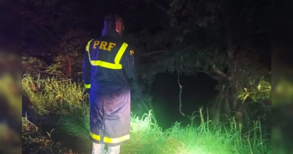 Criança morre e pai desaparece após caminhão da família cair em represa no PR
