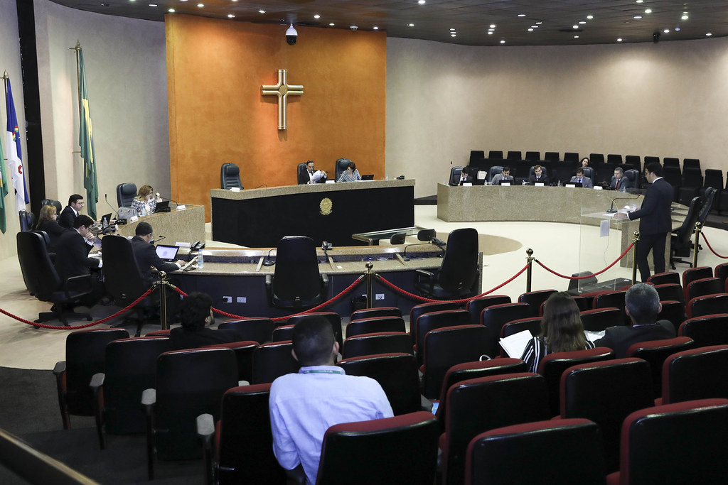 A nova lei cria  três cargos de desembargador, além de 57 cargos efetivos de analista judiciário e técnico judiciário no TRF-5
