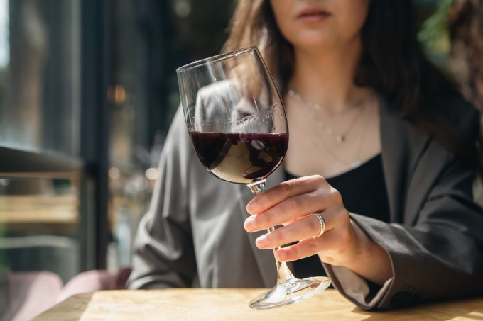 O que o álcool faz com a sua boca (e você provavelmente não sabe)