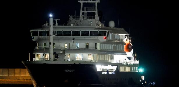 10.mai.26 - O navio de cruzeiro MV Hondius chega ao porto de Granadilla após ser afetado por um surto de hantavírus, em Tenerife, Espanha