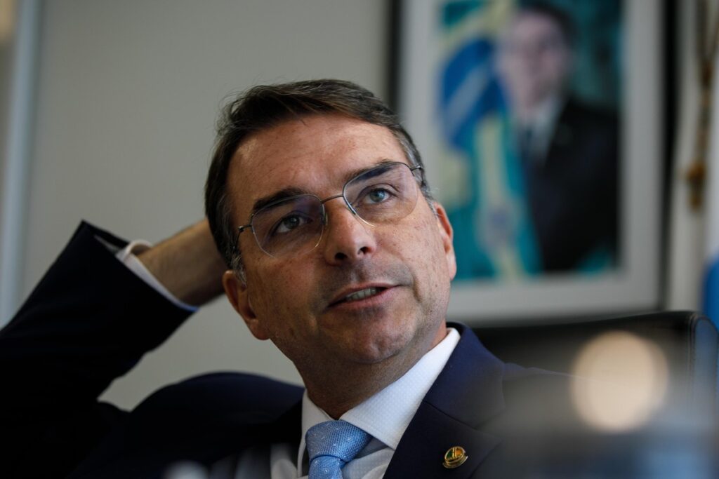 Após crise, Flávio Bolsonaro precisará provar que não é tóxico se associar a ele, diz cientista política  | Política