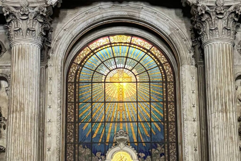 Vitrais da Candelária passam por restauro após 127 anos - 06/05/2026 - Cotidiano