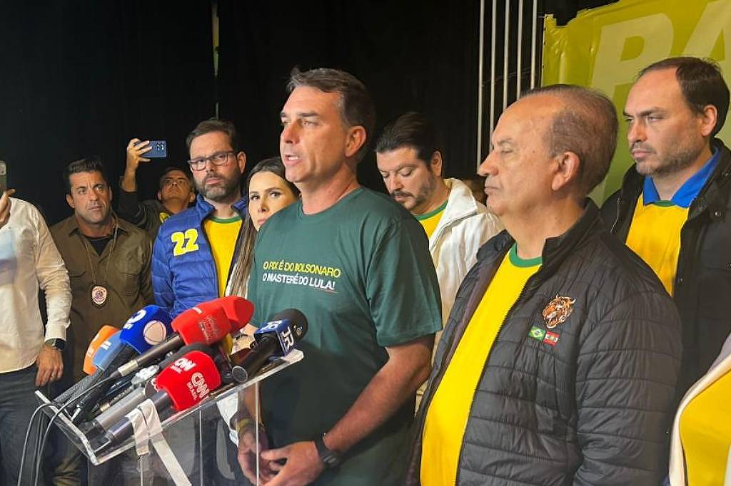 Flávio Bolsonaro sobre Moraes: Democracia fica abalada - 09/05/2026 - Política