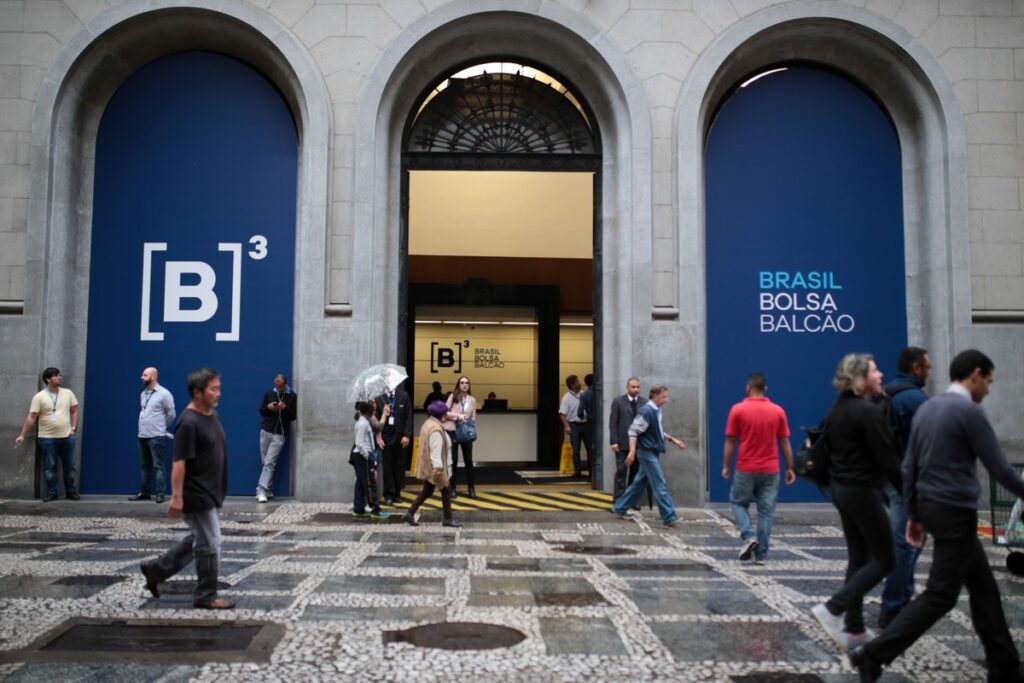 Ibovespa recua com aversão global a risco, enquanto petróleo avança | Finanças