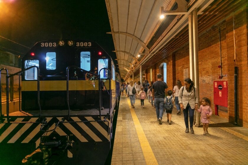 Trem da República faz viagem noturna especial de Dia das Mães com jantar e música ao vivo