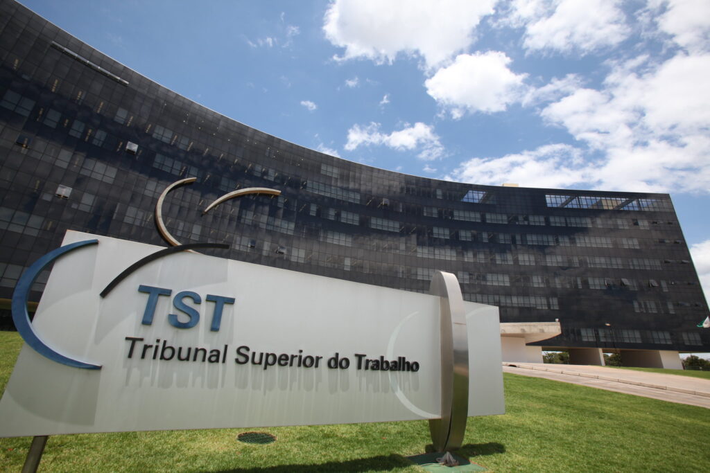 Juiz aplicou o Tema 69 do IRR /TST para reiterar natureza salarial de gratificação para trabalhador comissionado da Serpro