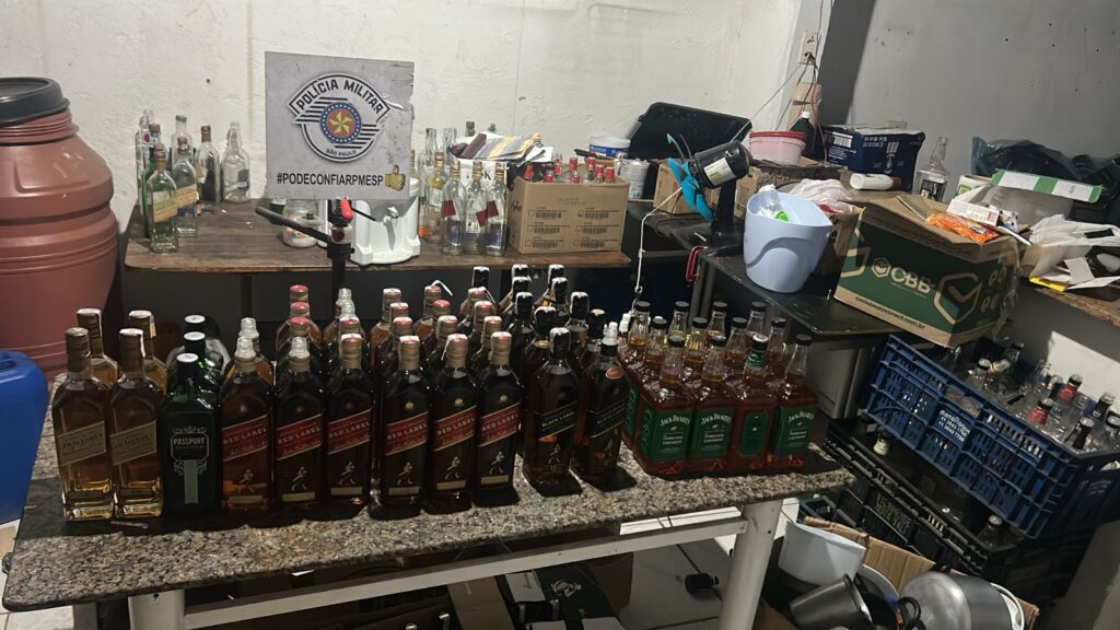 PM descobre fábrica de bebidas falsificadas e prende mulher foragida em Sumaré