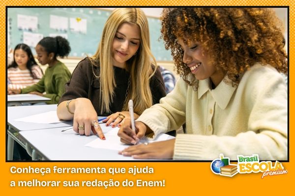 Estudantes em sala de aula escrevendo redação do Enem
