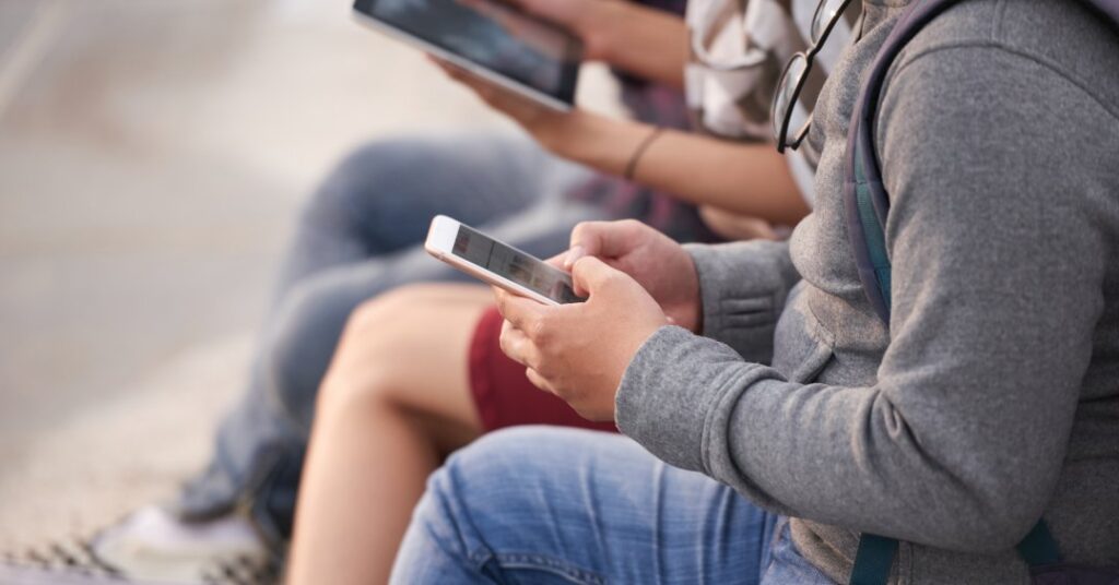 Violência digital ameaça saúde mental de crianças e adolescentes