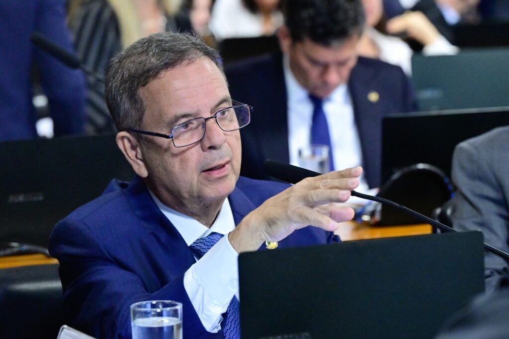 Em oposição ao fim da 6x1, senadores apresentam PEC que cria regime por hora trabalhada | Política