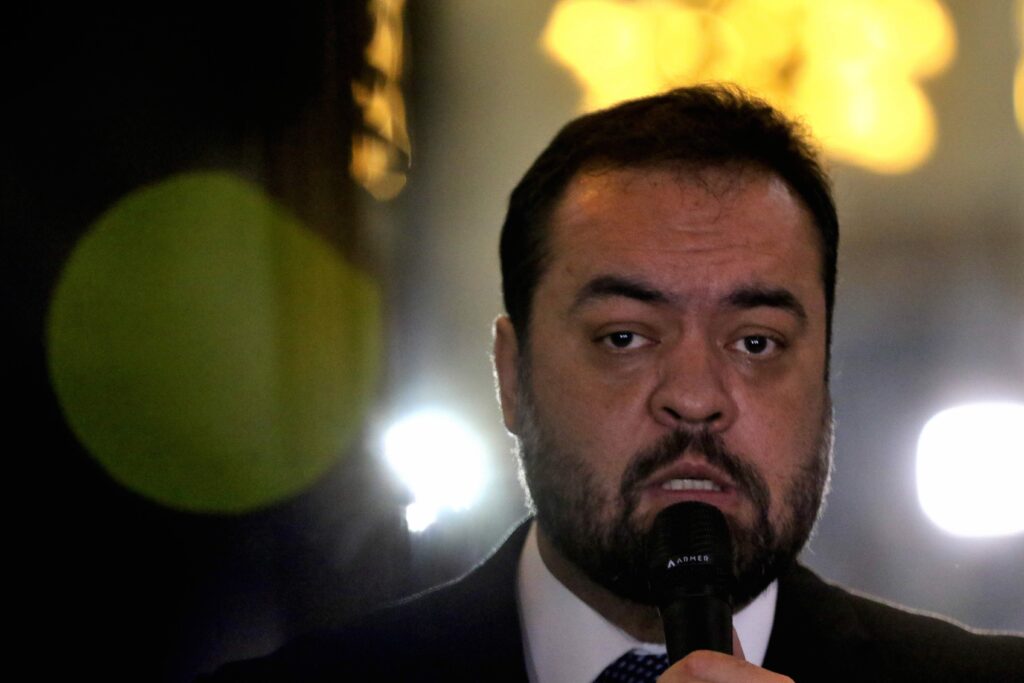 PF cumpre mandados de busca contra ex-governador do RJ Cláudio Castro e dono da Refit